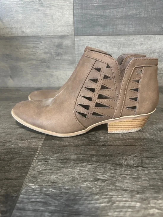 Women's Tan Side-Cut Ankle Boots - Picture 3 of 8